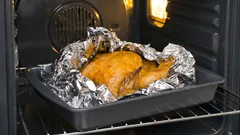 Vilken sida ska man lägga aluminiumfolien på plåten – den blanka eller den matta, och spelar det någon roll?