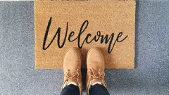 Lägg det här under dörrmattan i vår – så blir du av med ett vanligt problem