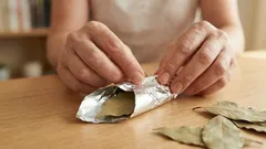 Varför slår man in lagerblad i folie och förvarar det i plånboken enligt feng shui?