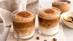 Hur gör man dalgona-kaffe på rätt sätt och varför blev det populärt över hela världen?