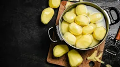 Koka inte potatisen i vanligt vatten: tillsätt den här kryddan – så blir den otroligt god