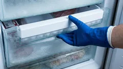 Så tar du säkert bort frost och dålig lukt ur frysen