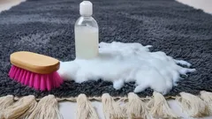Fläckar på mattan går lätt bort: prova att göra den här effektiva lösningen själv